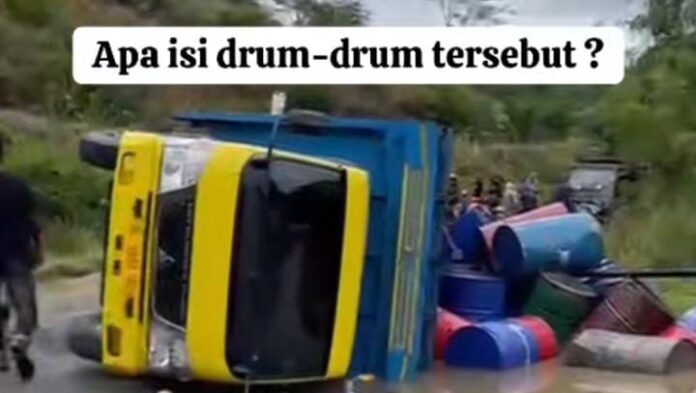 Colt Diesel Fuso pengangkut 15 drum BBM Dexlite terguling di jalan Meulaboh-Tutut Woyla Timur