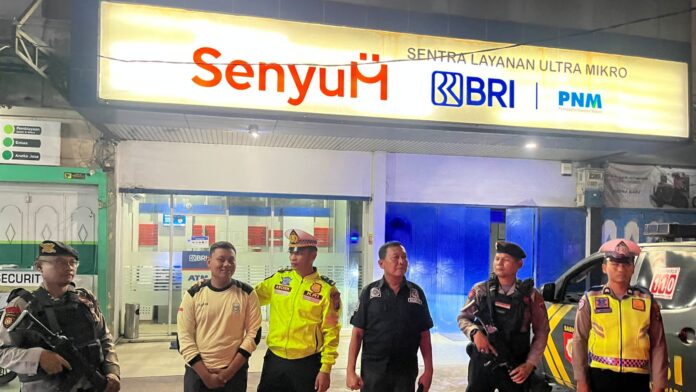 Personel Polres Batu Bara melaksanakan Patroli Blue Light untuk mengantisipasi kejahatan jalanan