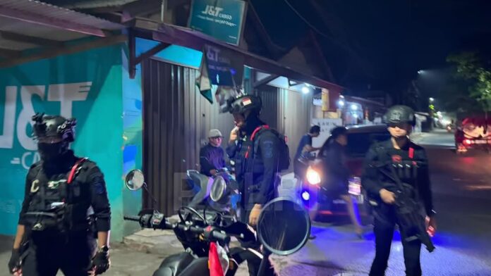 Tim Patroli Brimob mengevakuasi remaja korban penusukan di wilayah Teluknaga