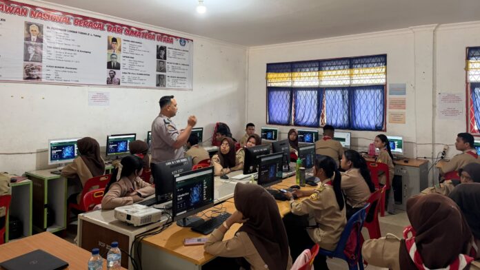 Polres Batu Bara memberikan sosialisasi Program Paham AI kepada pelajar di SMK Negeri 1 Sei Suka