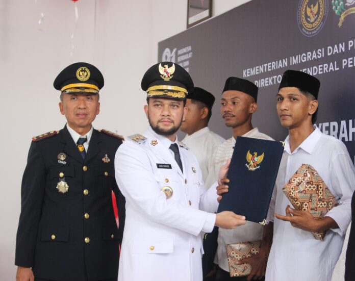 Wakil Bupati Aceh Barat Said Fadheil menyerahkan SK remisi kepada warga binaan Lapas Meulaboh