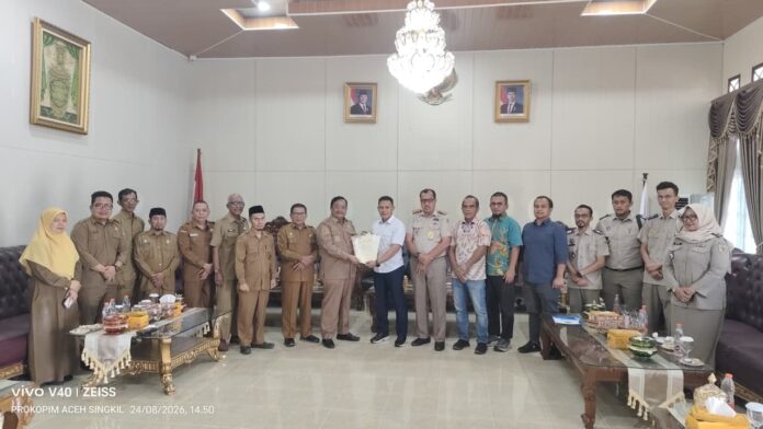 Bupati Aceh Singkil Safriadi Oyon menyerahkan Sertifikat Hak Pakai untuk lahan Sekolah Rakyat di Kampung Bukit Harapan