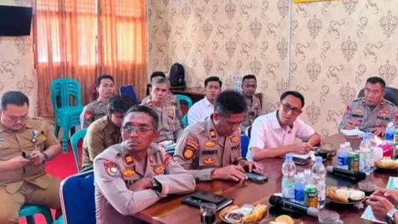 Kapolres Pesisir Barat AKBP Rinto Haivan Simbolon saat coffee morning bersama BPBD dan Basarnas membahas penanganan karhutla