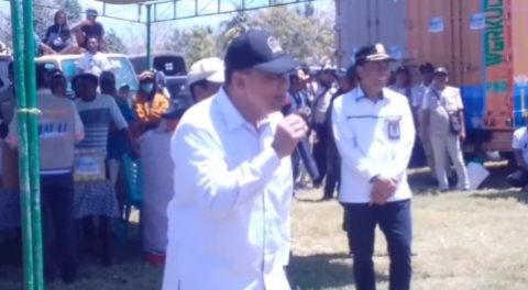 Bambang Suryadi bersama tim kemanusiaan PT Dharma Laut membawa bantuan untuk warga terdampak di Nagekeo