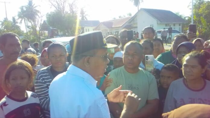 Gubernur NTT Melki Laka Lena menemui warga terdampak gempa di Nagekeo