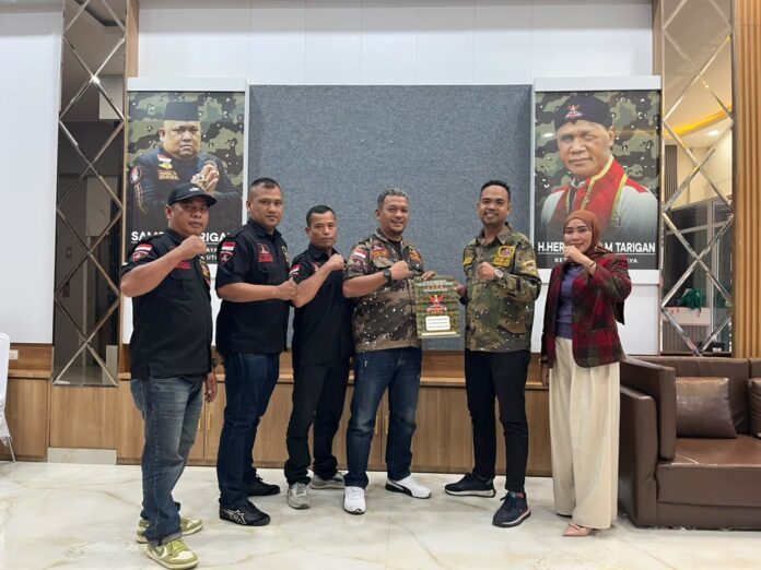 Samsul Tarigan menyerahkan SK kepada Ahmad Putra Lubis