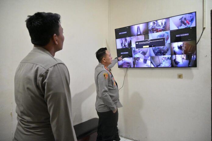 Kapolres Pidie AKBP Jaka Mulyana memastikan keamanan ruang tahanan, kesiapsiagaan personel penjagaan, serta pelayanan masyarakat di ruang SPKT berjalan optimal, humanis, dan profesional