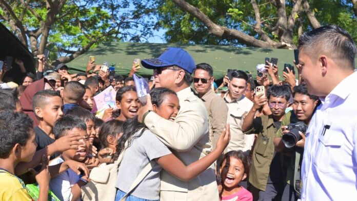 Presiden Prabowo Subianto menyapa warga terdampak gempa di Lapangan Berdikari Nagekeo