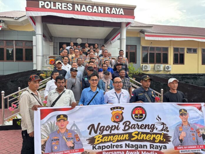 Kapolres Nagan Raya AKBP Muhamad Taufiq ngopi bareng bersama awak media