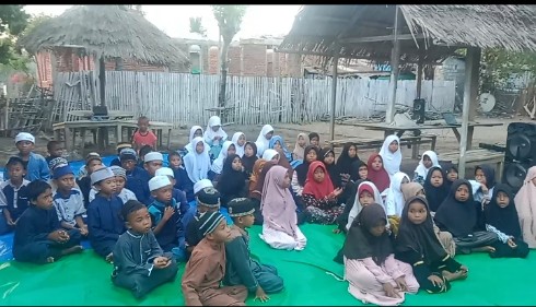 Santri TPQ Al-Fazza Marapokot mengikuti kegiatan belajar mengaji di lopo sederhana