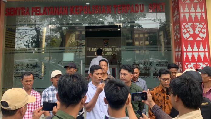 Lebih dari 400 kepala keluarga dari delapan desa di Lampung Timur melaporkan dugaan mafia tanah ke Polda Lampung