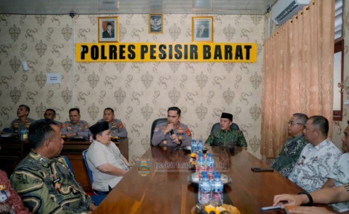Bupati Pesisir Barat Dedi Irawan silaturahmi ke Polres Pesisir Barat