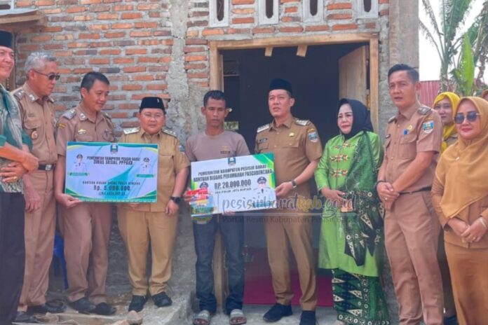 Bupati Pesisir Barat menyerahkan bantuan kepada warga terdampak kebakaran